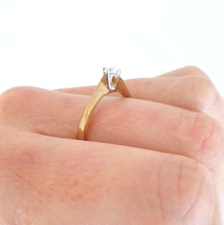 Klasyczny złoty pierścionek zaręczynowy z cyrkonią r.18 • Złoto 333 1.96g