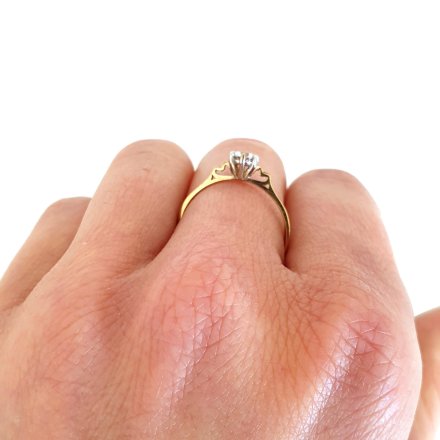 Złoty pierścionek zaręczynowy z cyrkonią i sercami r.18 • Złoto 333 0.90g