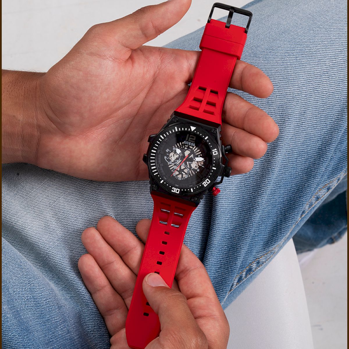 Czarny zegarek Guess Exposure na czerwonym pasku GW0325G3 - 599,00 zł