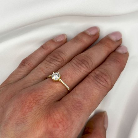 Złoty pierścionek zaręczynowy z dużym kryształem i cyrkoniami r. 17 • Złoto 585