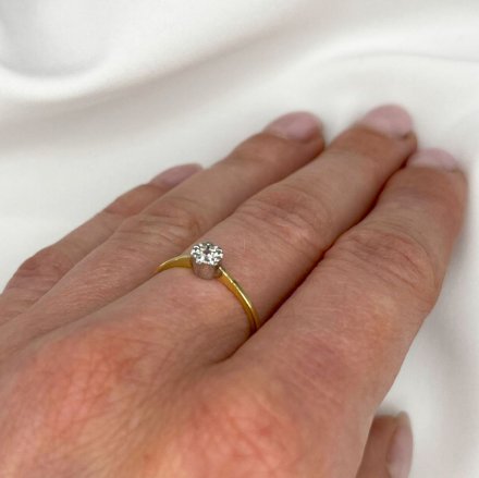 Złoty pierścionek zaręczynowy z błyszczącymi kryształkami r.14 • Złoto 585